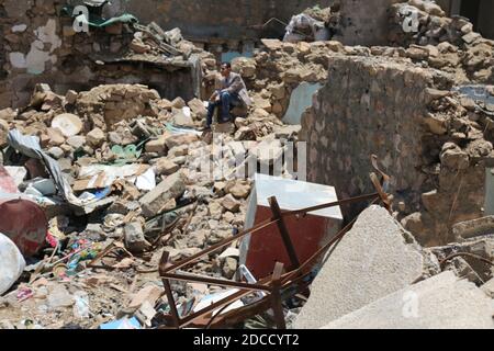 Taiz / Jemen - 13 Apr 2017 : EIN Mann aus dem Jemen sitzt an einem Haus, das im Krieg in Taiz, Jemen, zerstört wurde. Stockfoto