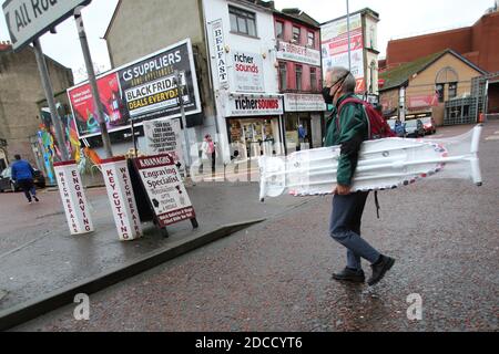 Belfast, Nordirland, Großbritannien. 20. November 2020: Käufer kehren zu den Geschäften im Stadtzentrum von Belfast zurück, Freitag, 20. November 2020. Die nordirische Exekutive hat eine zweiwöchige Sperre angekündigt, die ab November 27 in Kraft treten wird. Während die Schulen weiterhin geöffnet bleiben, können enge Kontakte wie Friseure, Cafés und Close heute wie geplant wieder eröffnet werden, müssen aber nächste Woche wieder geschlossen werden. Kirchen, Fitnessstudios, Freizeitzentren und alle nicht notwendigen Geschäfte werden am 27. November um 12:01 Uhr für zwei Wochen geschlossen. Kredit: Irish Eye/Alamy Live Nachrichten Stockfoto