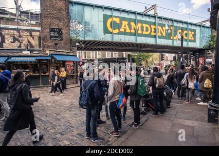 Camden Market, Camden Lock Bereich mit einem Gemälde auf der Eisenbahnbrücke über die Camden High Street, berühmt für seinen Street Market in London. Stockfoto