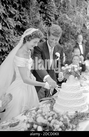 Jackie und JFK schneiden Hochzeitstorte, 1953 Stockfoto