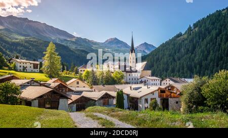 Die Sonne geht auf Santa Maria Val Müstair (Graubünden, Schweiz) unter. Von dort führt der Umbrail-Pass zum Stilfserjoch und Italien. Stockfoto