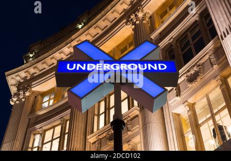 Werbeaktion zur Veröffentlichung von PlayStation 5 in der U-Bahn-Station Oxford Circus. Blaues Kreuzschild. London - 19. November 2020 Stockfoto