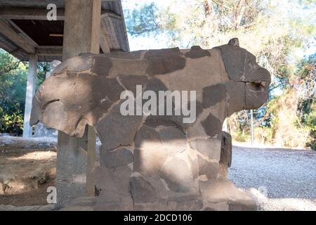 Osmaniye, Türkei, im November 2020: Karatepe-Aslantas Freilichtmuseum in hethitischer Steinlöwenskulptur. Stockfoto