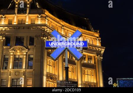 Werbeaktion zur Veröffentlichung von PlayStation 5 in der U-Bahn-Station Oxford Circus. Blaues Kreuzschild. London - 19. November 2020 Stockfoto