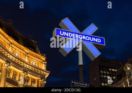 Werbeaktion zur Veröffentlichung von PlayStation 5 in der U-Bahn-Station Oxford Circus. Blaues Kreuzschild. London - 19. November 2020 Stockfoto