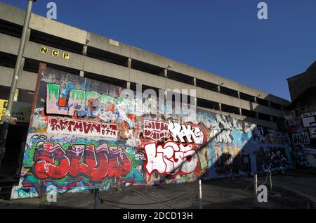 Graffiti an einer Wand neben einem mehrstöckigen NCP-Parkplatz in der Nähe des Stadtzentrums von Brighton. Stockfoto