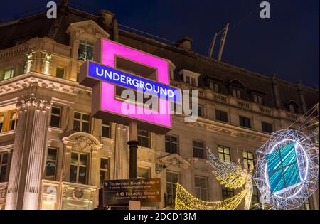 Werbeaktion zur Veröffentlichung von PlayStation 5 in der U-Bahn-Station Oxford Circus. Rosafarbenes quadratisches Schild. London - 19. November 2020 Stockfoto