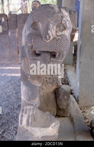 Osmaniye, Türkei, im November 2020: Karatepe-Aslantas Freilichtmuseum in hethitischer Steinlöwenskulptur. Stockfoto