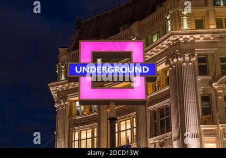 Werbeaktion zur Veröffentlichung von PlayStation 5 in der U-Bahn-Station Oxford Circus. Rosafarbenes quadratisches Schild. London - 19. November 2020 Stockfoto