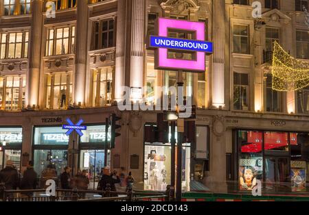 Werbeaktion zur Veröffentlichung von PlayStation 5 in der U-Bahn-Station Oxford Circus. Rosafarbenes quadratisches Schild. London - 19. November 2020 Stockfoto