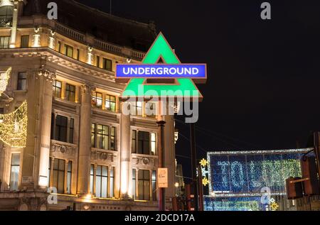 Werbeaktion zur Veröffentlichung von PlayStation 5 in der U-Bahn-Station Oxford Circus. Grünes Dreieck. London - 19. November 2020 Stockfoto