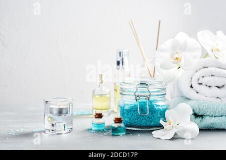 Körperpflegeprodukte. Spa-Accessoires: Meersalz, ätherisches Öl, aromatische Essenz. Spa-Behandlungen und Aromatherapie-Konzept. Stockfoto