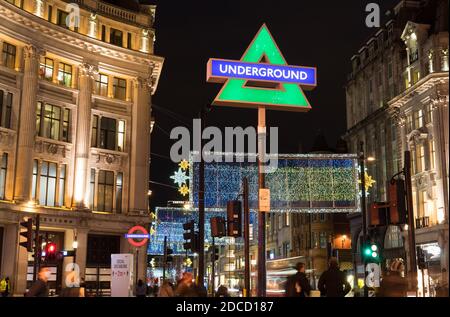 Werbeaktion zur Veröffentlichung von PlayStation 5 in der U-Bahn-Station Oxford Circus. Grünes Dreieck. London - 19. November 2020 Stockfoto