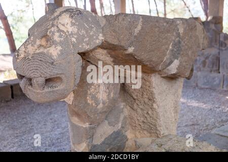 Osmaniye, Türkei, im November 2020: Karatepe-Aslantas Freilichtmuseum in hethitischer Steinlöwenskulptur. Stockfoto