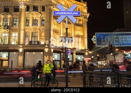 Werbeaktion zur Veröffentlichung von PlayStation 5 in der U-Bahn-Station Oxford Circus. Blaues Kreuzschild. London - 19. November 2020 Stockfoto