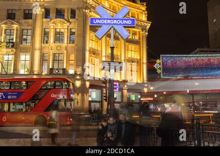 Werbeaktion zur Veröffentlichung von PlayStation 5 in der U-Bahn-Station Oxford Circus. Blaues Kreuzschild. London - 19. November 2020 Stockfoto