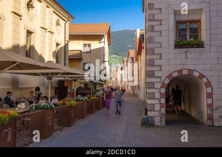 Glurns, Italien - 18. September 2019: Touristen lieben diese kleinen Straßen des italienischen Dorfes Glurns (Vinschgau, Südtirol, Italien) Stockfoto