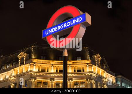 Werbeaktion zur Veröffentlichung von PlayStation 5 in der U-Bahn-Station Oxford Circus. Rundes rotes Kreiszeichen. London - 19. November 2020 Stockfoto