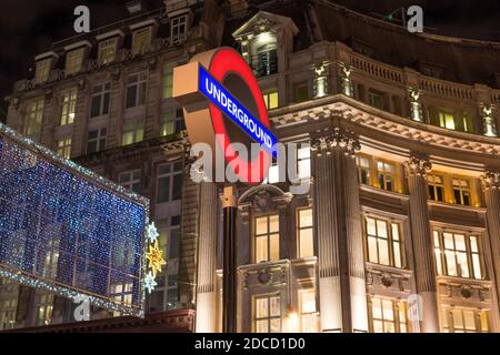 Werbeaktion zur Veröffentlichung von PlayStation 5 in der U-Bahn-Station Oxford Circus. Rundes rotes Kreiszeichen. London - 19. November 2020 Stockfoto