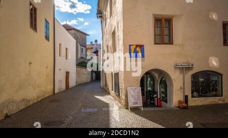 Glurns, Italien - 18. September 2019: Touristen lieben diese kleinen Straßen des italienischen Dorfes Glurns (Vinschgau, Südtirol, Italien) Stockfoto