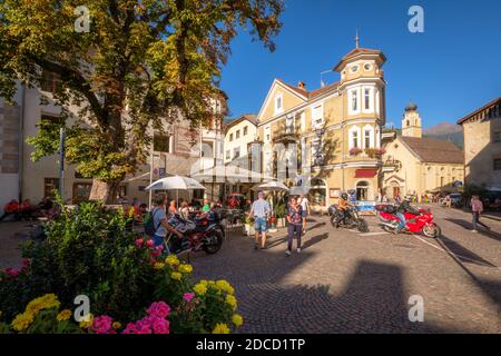 Glurns, Italien - 18. September 2019: Touristen lieben den zentralen Platz im italienischen Dorf Glurns (Val Venoste, Südtirol, Italien) Stockfoto