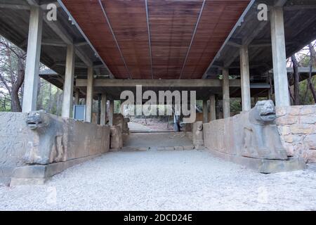 Osmaniye, Türkei, im November 2020: Karatepe-Aslantas Freilichtmuseum in hethitischer Steinlöwenskulptur. Stockfoto