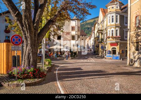 Glurns, Italien - 18. September 2019: Eine Straße führt in Richtung eines der Turmtore im Dorf Glurns (Vinschgau, Südtirol, Italien) Stockfoto