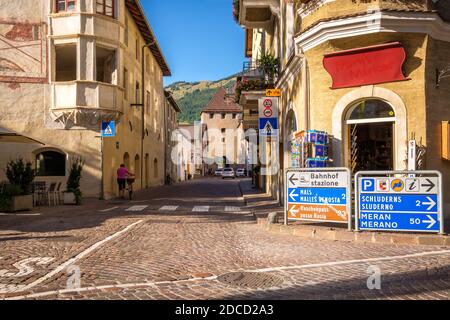 Glurns, Italien - 18. September 2019: Eine Straße führt in Richtung eines der Turmtore im Dorf Glurns (Vinschgau, Südtirol, Italien) Stockfoto