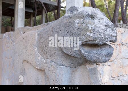 Osmaniye, Türkei, im November 2020: Karatepe-Aslantas Freilichtmuseum in hethitischer Steinlöwenskulptur. Stockfoto