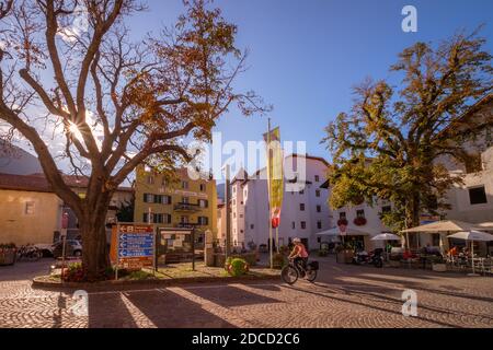 Glurns, Italien - 18. September 2019: Touristen lieben den zentralen Platz im italienischen Dorf Glurns (Val Venoste, Südtirol, Italien) Stockfoto