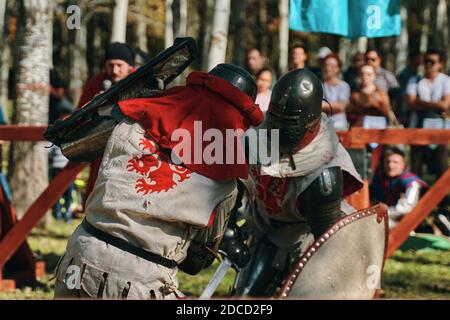 Nachahmung des mittelalterlichen Jaustings. Die Schlacht von zwei Rittern mit Schwertern. Rekonstruktion des historischen Turniers. Bischkek, Kirgisistan - 13. Oktober 2019 Stockfoto