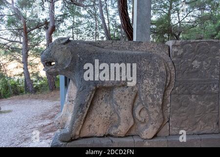 Osmaniye, Türkei, im November 2020: Karatepe-Aslantas Freilichtmuseum in hethitischer Steinlöwenskulptur. Stockfoto