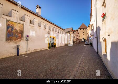 Glurns, Italien - 18. September 2019: Eine Straße führt in Richtung eines der Turmtore im Dorf Glurns (Vinschgau, Südtirol, Italien) Stockfoto