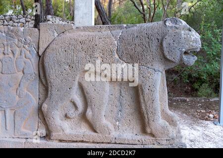 Osmaniye, Türkei, im November 2020: Karatepe-Aslantas Freilichtmuseum in hethitischer Steinlöwenskulptur. Stockfoto