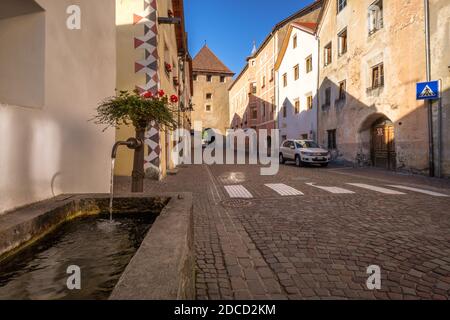 Glurns, Italien - 18. September 2019: Eine Straße führt in Richtung eines der Turmtore im Dorf Glurns (Vinschgau, Südtirol, Italien) Stockfoto
