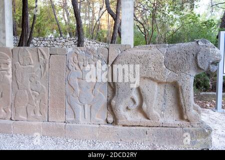 Osmaniye, Türkei, im November 2020: Karatepe-Aslantas Freilichtmuseum in hethitischer Steinlöwenskulptur. Stockfoto