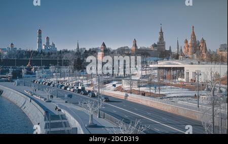 Moskau, Russland - 20 Feb 2018: Blick auf den Kreml und den Roten Platz vom Park Zaryadye. Berühmte und historische Orte im Zentrum von Moskau. Aus dem Bericht Stockfoto