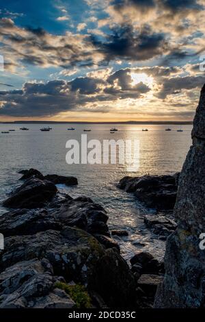 Blick auf den Hafen von St Ives, Cornwall mit der Stadt St. Ives im Hintergrund, frühes Morgenlicht Stockfoto