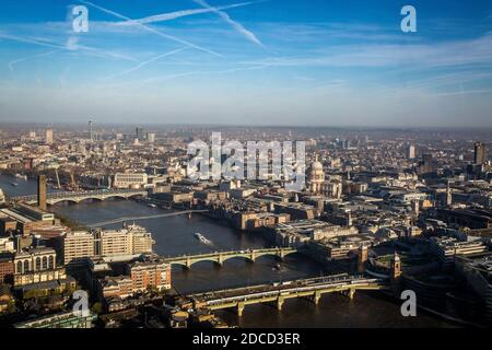 VORSCHAU HERUNTERLADEN Blick vom Shard die themse hinunter von der southwark-Brücke nach westminster mit St. pauls . Stockfoto