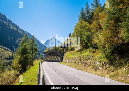 Straße, die durch einen Tunnel weiter in die österreichische Ötztal (Tirol, Österreich) bis zum Ende des Tales und idyllischen Bergsteigerdorf Vent führt Stockfoto