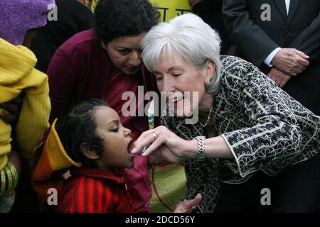 Kathleen Sebelius, Sekretärin des US-amerikanischen Gesundheitsministeriums, verabreicht einem Kind in Neu-Delhi, Indien, Polio-Impfstoff. Stockfoto