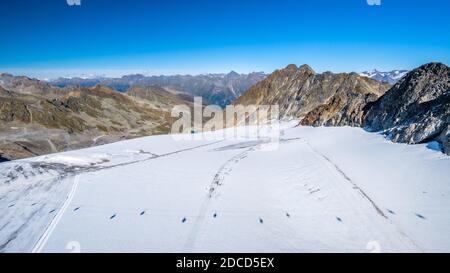 Mit der Schwarzen Schneidbahn nach der Ötztaler Gletscherstraße Hinauf nach Sölden zum Rettenbachgletscher bis zur Aussichtsplattform Schwarze Schneid Stockfoto