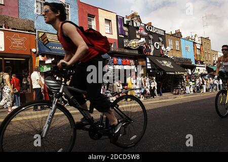 GROSSBRITANNIEN / England / London /Radfahrer erkunden den Camden Market in Camden Town North London Stockfoto