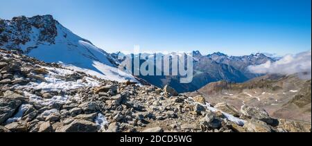 Nach der Ötztaler Gletscherstraße von Sölden bis Rettenbach Gletscher Sie können mit der Schwarzen Schneidbahn zum AussichtsplatzSchwarze fahren Schneid Stockfoto