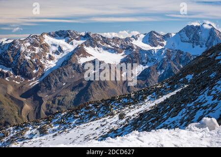 Nach der Ötztaler Gletscherstraße von Sölden bis Rettenbach Gletscher Sie können mit der Schwarzen Schneidbahn zum AussichtsplatzSchwarze fahren Schneid Stockfoto