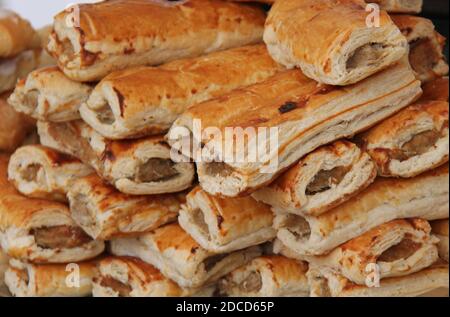 Ein Display mit frisch gebackenen Wurstbrötchen. Stockfoto