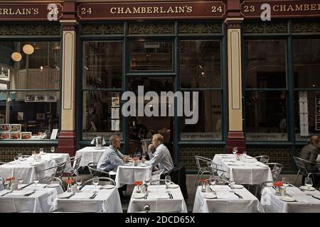 Zwei Geschäftsleute, die im Chamberlain's Restaurant im Leadenhall Market im Herzen der City of London zu Mittag essen Stockfoto