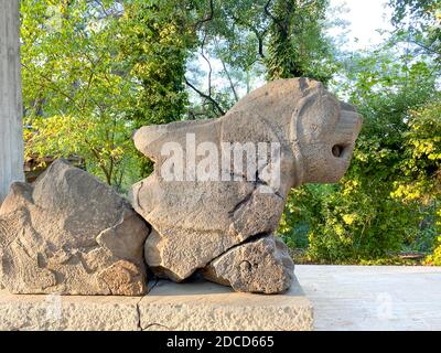 Osmaniye, Türkei, im November 2020: Karatepe-Aslantas Freilichtmuseum in hethitischer Steinlöwenskulptur. Stockfoto