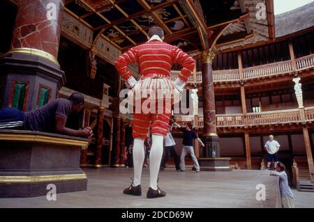 Schauspieler, die eine Szene auf der Bühne des Shakespeare's Globe Theatre Proben, eine getreue Rekonstruktion des elisabethanischen Spielhauses am South Bank. Stockfoto