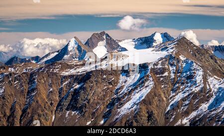 Nach der Ötztaler Gletscherstraße von Sölden bis Rettenbach Gletscher Sie können mit der Schwarzen Schneidbahn zum AussichtsplatzSchwarze fahren Schneid Stockfoto